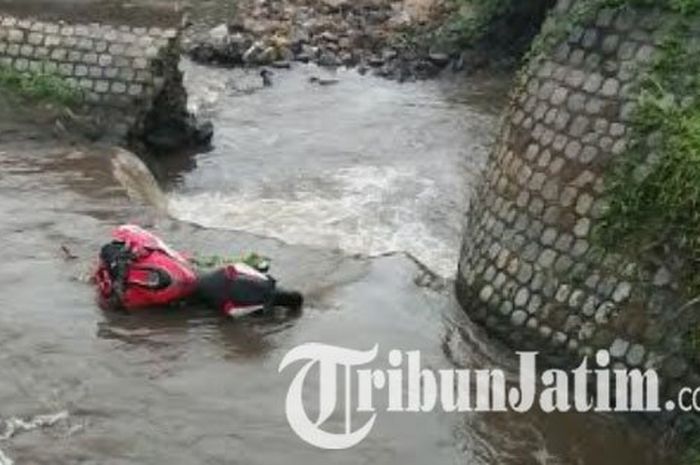 Motor Kawasaki Ninja yang kecebur Sungai Kresek di Kelurahan Burengan, Kota Kediri, Minggu (4/3/2018).