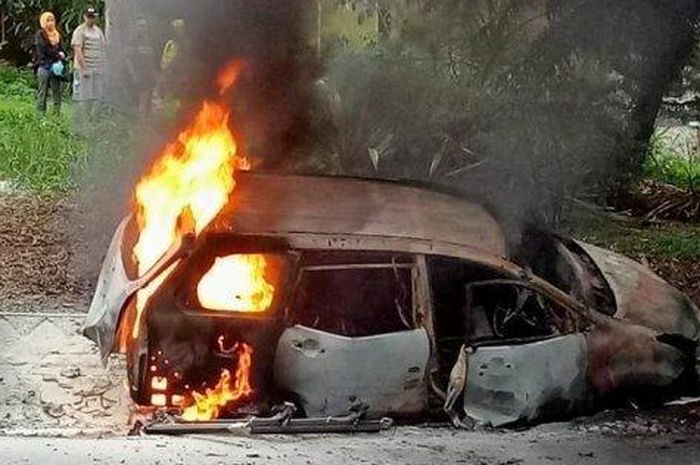 Daihatsu Xenia Terbakar di Lampung Selatan