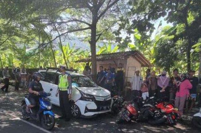 Toyota Avanza tabrak gerobak cilor dan 5 motor di Palabuhanratu, Sukabumi