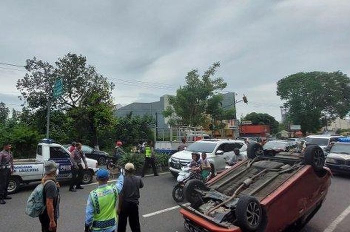 Olah TKP dan evakuasi Daihatsu Ayla kayang tatap langit alis terbalik di jalan Solo-Tawangmangu, Jaten, Karanganyar