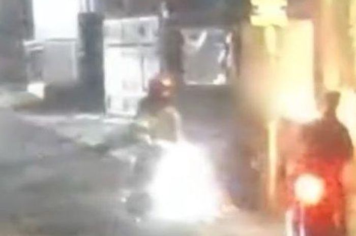 Pria berboncengan melakukan penembakan ke pengendara motor di Bandung