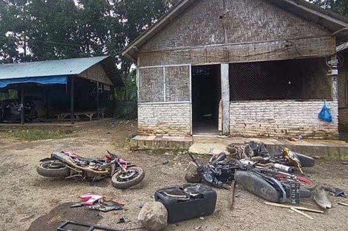 Warung diobrak-abrik dan motor tergeletak dirusak oknum TNI. berawal gerombolan bermotor lakukan ini