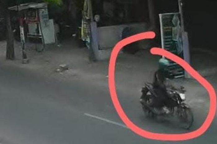 Yamaha V-Ixion pasrah dibawa pria misterius yang mana bukan tuannya sendiri