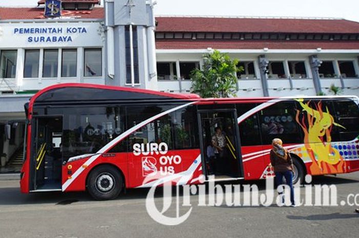 Bus Suroboyo saat berada di depan Balai Kota Surabaya