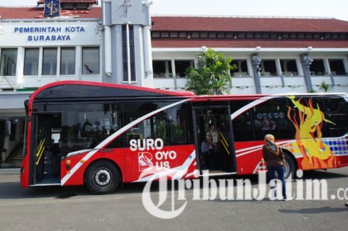 Bus Suroboyo saat berada di depan Balai Kota Surabaya