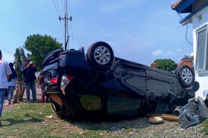 Toyota Avanza kondisinya terbalik dan ringsek tersambar kereta api di Demak, Jawa Tengah