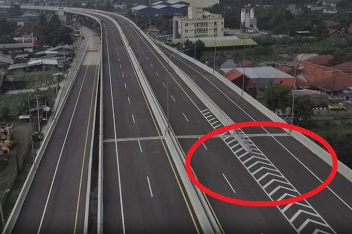 Garis di jalan tol yang jika diinjak pengemudinya bisa didenda Rp 500 ribu.