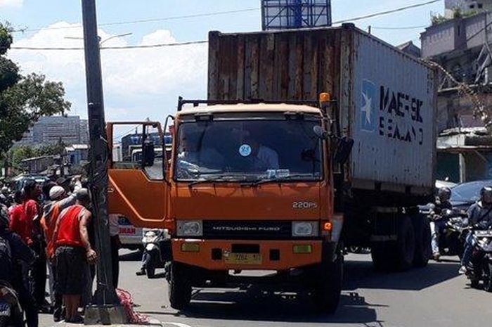 Truk kontainer berhenti di tengah jalan raya Jakarta-Bogor