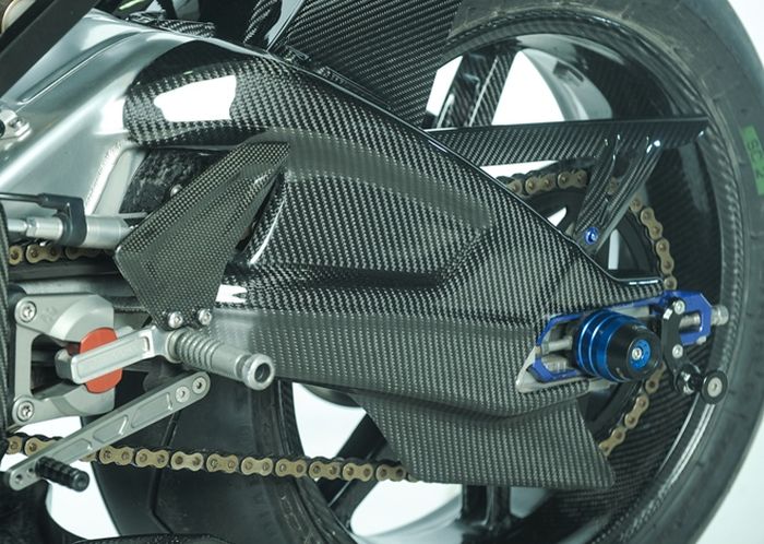 Lengan ayun berselimut karbon yang mengapit pelek BST 