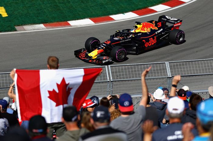 Daniel Ricciardo yang terancam bisa kena penalti mundur posisi start jika mengganti komponen mesin mobilnya, melaju terbatas pada sesi latihan hari Jumat