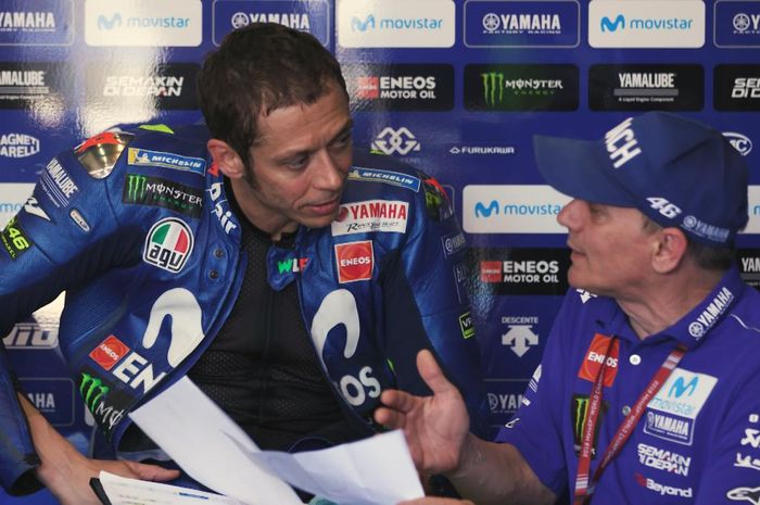 Valentino Rossi berdiskusi dengan sang pelatih Luca Cadalora