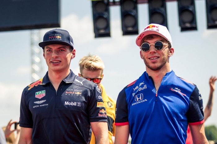 Max Verstappen (kiri) bakal mendapatkan perlakuan yang sama dengan Pierre Gasly (kanan)