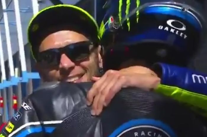 Valentino Rossi beri pelukan selamat kepada adiknya Luca Marini