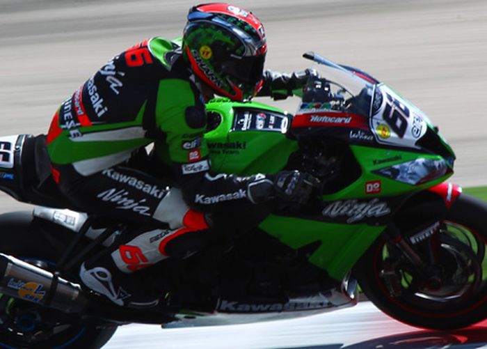 Kawasaki menjaid tim pertama yang mencoba pemakaian stiker lampu ini ke motor pada tahun 2012