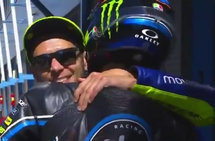 Valentino Rossi beri pelukan selamat kepada adiknya Luca Marini