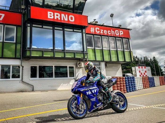 Darryn Binder menjalani uji coba bersama Yamaha di atas motor superbike YZF-R1 di Sirkuit Brno, Ceko