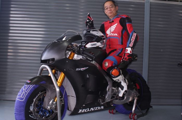 Toshiyuki Inuma saat sebelum persiapan menjajal Honda RC213V-S.