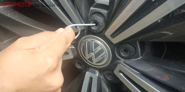 Keempat pelek mobil Volkswagen sudah dipasangi namanya bolt cover atau tutup baut