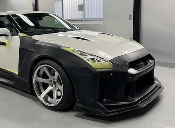 Tampilan depan Nissan GT-R R35 dengan body kit racikan Kuhl Racing