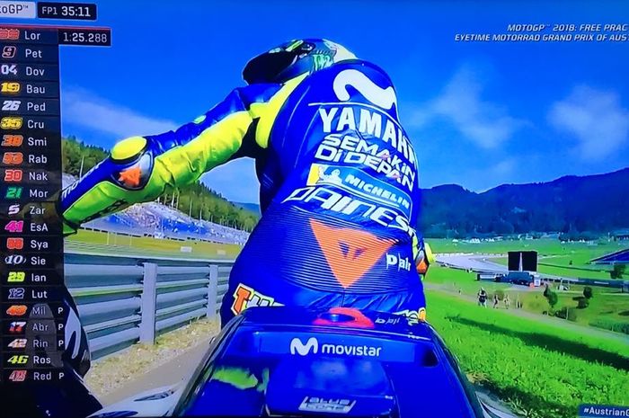 Valentino Rossi menepikan motornya saat latihan bebas pertama MotoGP Austria