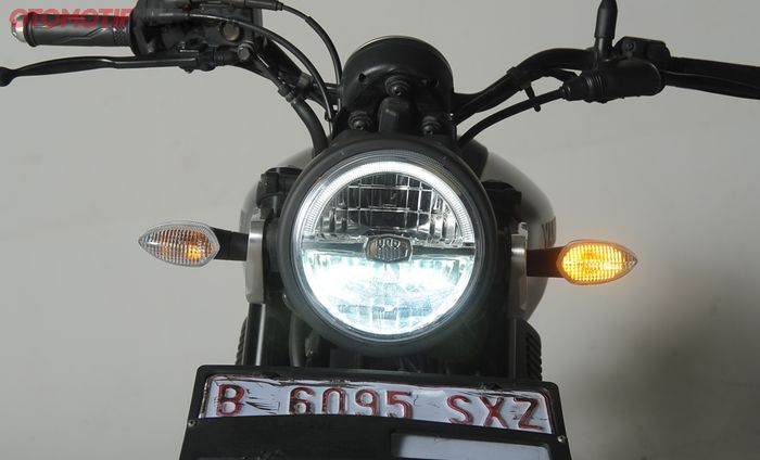Lampu utama bulat klasik berisikan LED lengkap dengan DRL, ada pula logo XSR