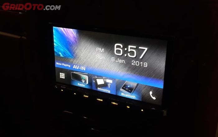 Head unit ukuran 8 inci pengontrol hiburan di belakang