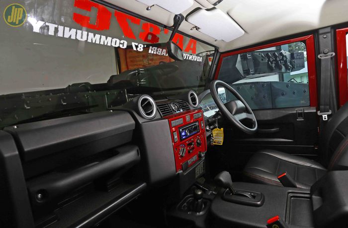 Interior Land Rover ini makin nyaman dan segar setelah diremajakan dengan parts sumbangan dari Land Rover Defender Puma. 