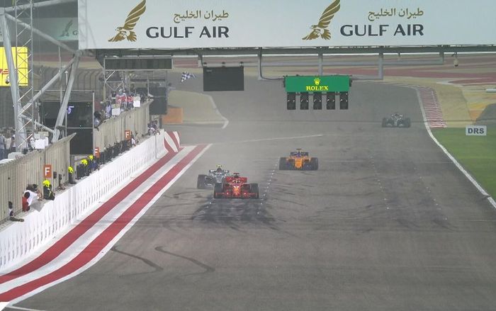 Gimana enggak deg-degan tuh Sebastian Vettel dikejar Valtteri Bottas sampai garis finish GP F1 Bahrain