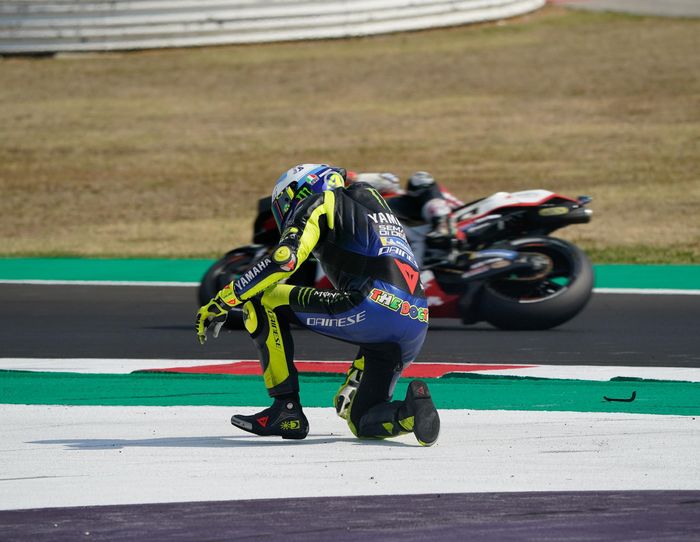 Nasib sial Valentino Rossi dimulai pada seri ke-7 yang bertajuk MotoGP Emilia Romagna 2020