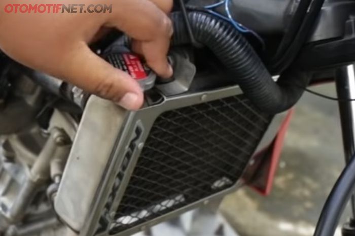 ILUSTRASI mengganti air radiator motor