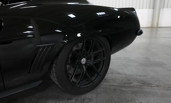 Restomod Chevrolet Camaro pakai pelek HRE ukuran 18 inci