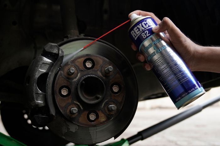 Sebagaimana fungsinya brake cleaner dijual di pasaran berfungsi sebagai cairan untuk membersihkan perangkat rem mobil.