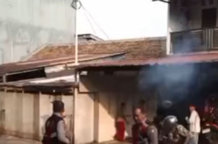 Bentrok antara mata elang dan warga di Jaktim pecah.  Bermula penarikan motor yang disebut nunggak