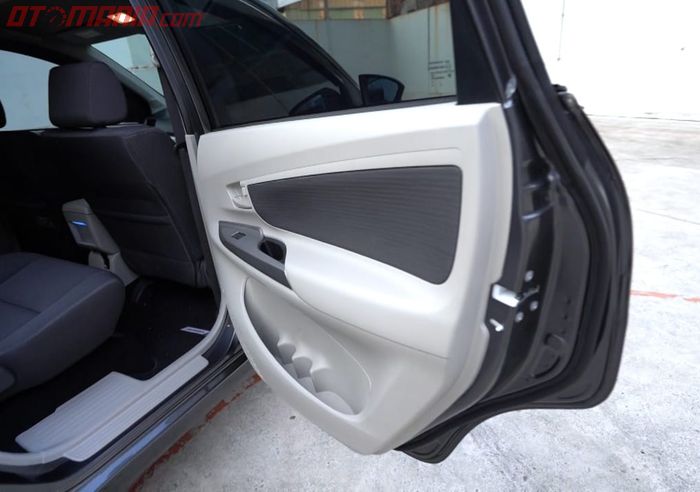Toyota Avanza tipe G juga menawarkan banyak tempat penyimpanan dan juga cup holder di interiornya