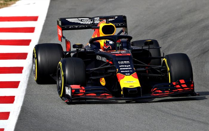Pierre Gasly dengan mobil Red Bull Racing RB15 bermesin Honda pada tes pramusim F1 2019 di Barcelona
