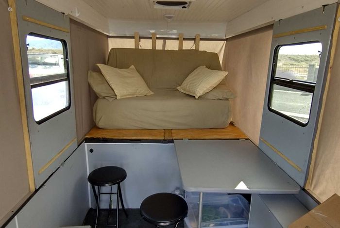 Sederet fasilitas bak rumah di dalam trailer modifikasi VW Beetle