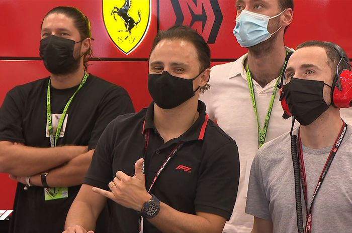 Felipe Massa (masker hitam tengah) hadir di garasi tim Ferrari pada F1 Arab Saudi 2021