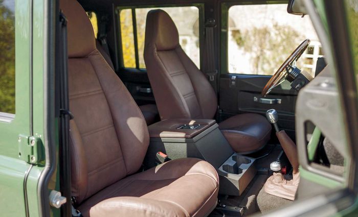 Tampilan kabin modifikasi Land Rover Defender dengan tema Game of Thrones