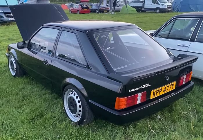 Restorasi Ford Escort klasik kembali prima seperti mobil baru keluar showroom