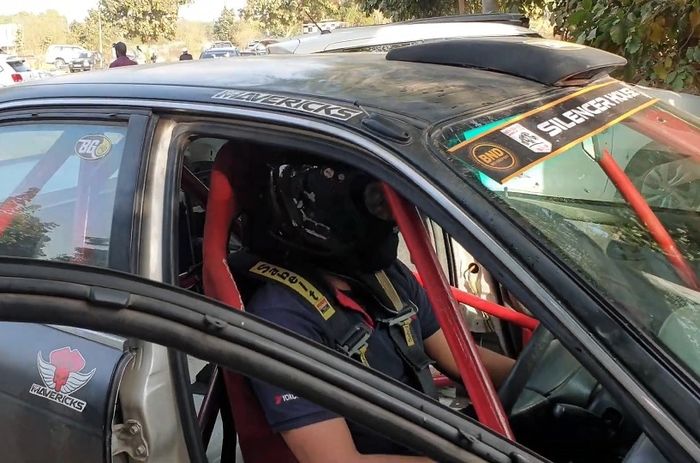 Tampilan kabin Suzuki Baleno sedan dengan tambahan roll cage custom