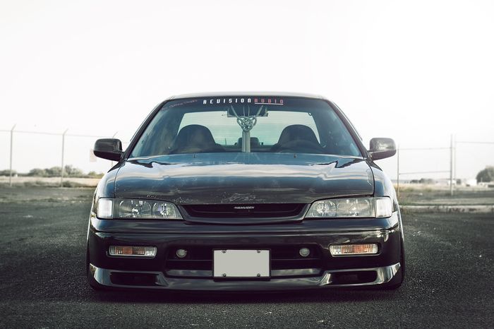 Tampilan depan modifikasi Honda Accord lawas bergaya kekinian