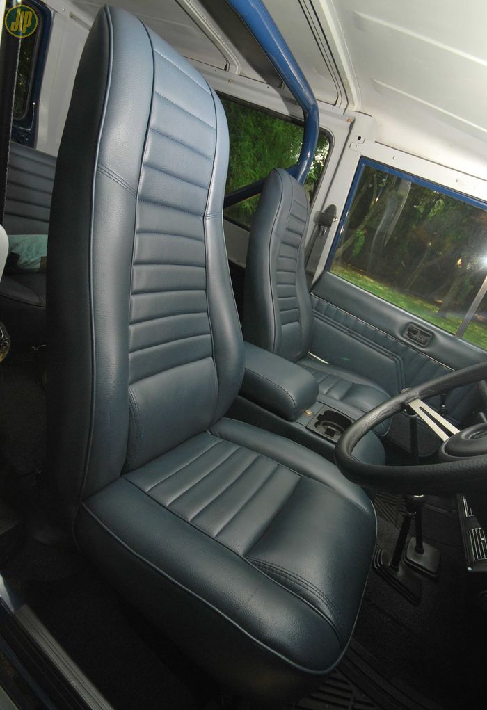 Laburan warna biru mendominasi jok maupun doortirm dari CJ-8 Overland ini. Interiornya pun masih 95% orisinil. 