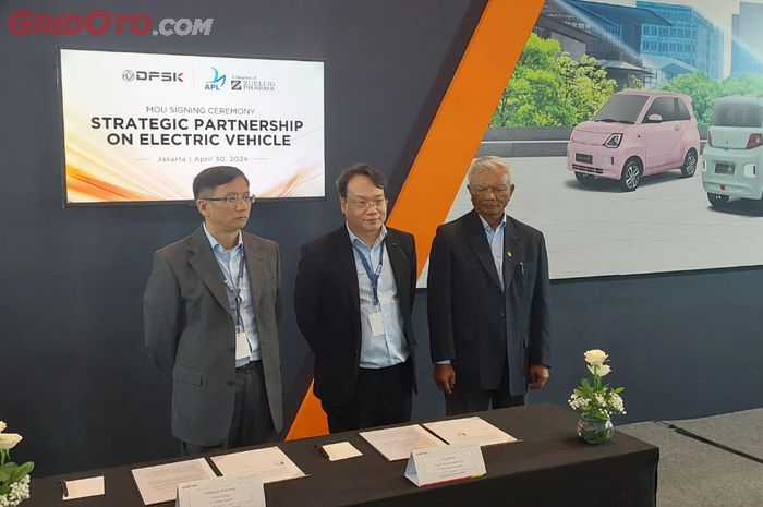 Penanda tanganan kerja sama PT Sokonindo Automobile dengan dua perusahaan.