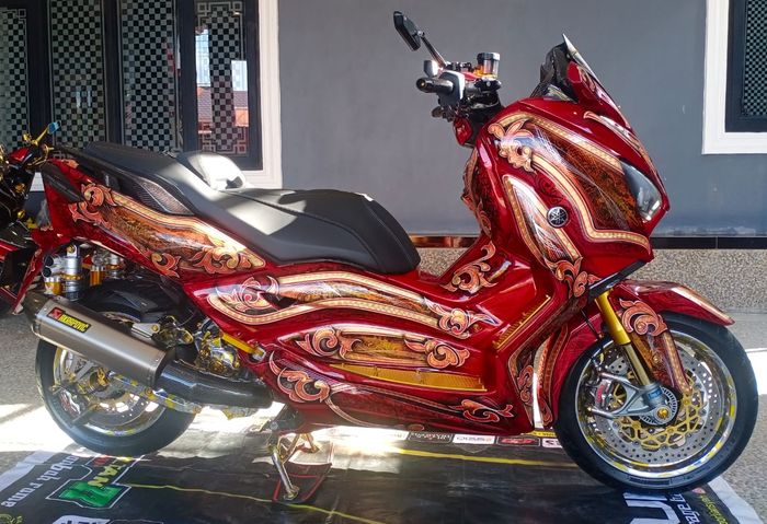 Yamaha XMAX berbalut batik Kalimantan