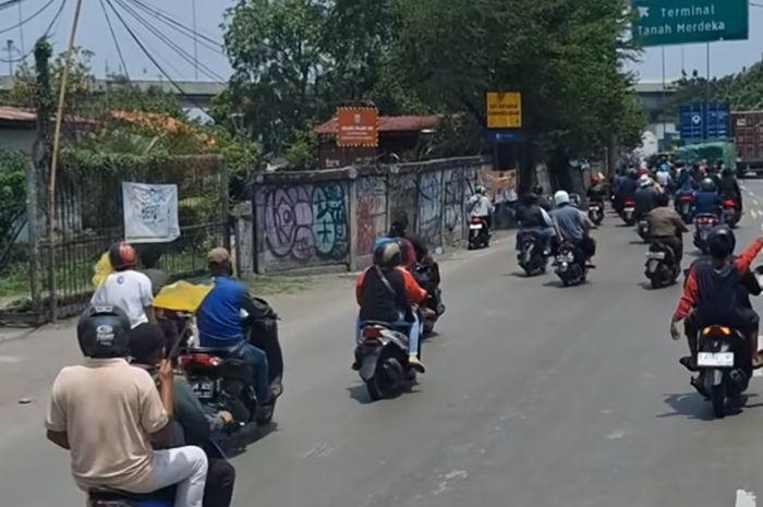 Rombongan pengantar jenazah pecahkan kaca Truk di Cilincing Jakarta Utara