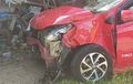 Masih Untung, Habis Ringsek Kena Sosor Kereta Api, Toyota Agya Ini Gagal Nyemplung Parit