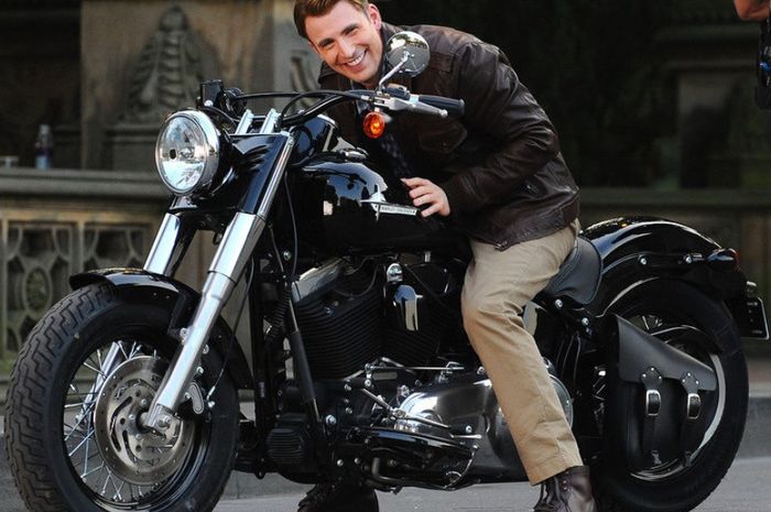 Chris Evans saat menaiki Harley-Davidson Softail saat berperan sebagai Captai America