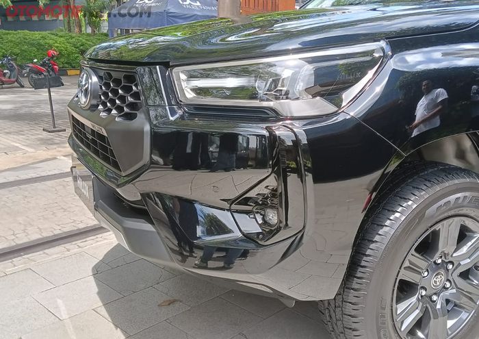 Gril dan lampu depan Toyota Hilux V facelift 2024