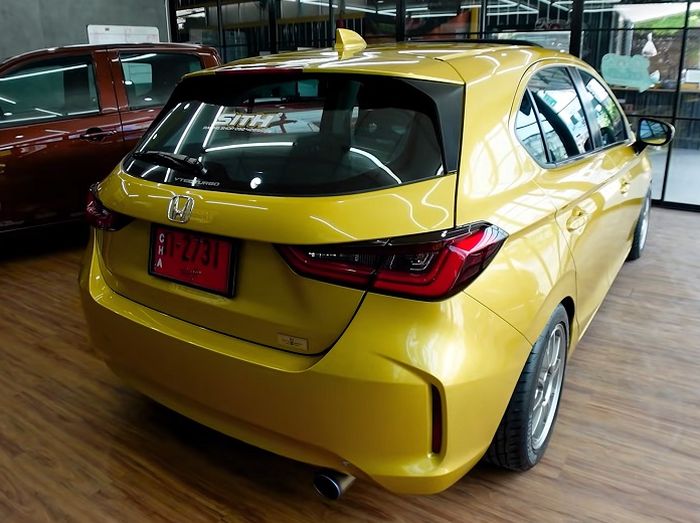 Tampilan belakang modifikasi Honda City Hatcback dengan kelir kuning metalik