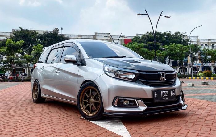 Honda Mobilio dimodifikasi street racing 
